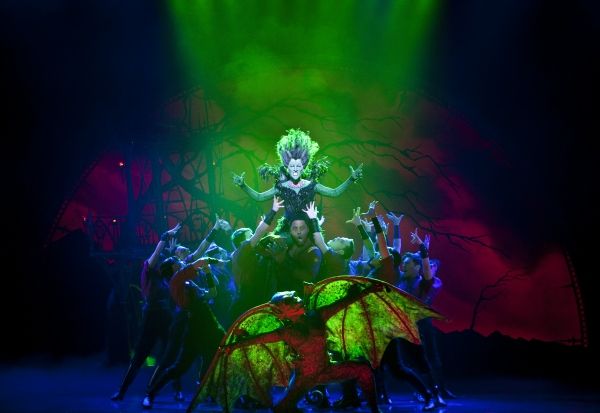 Lisa Horner and the Cast of The Wizard of Oz Toronto Photo