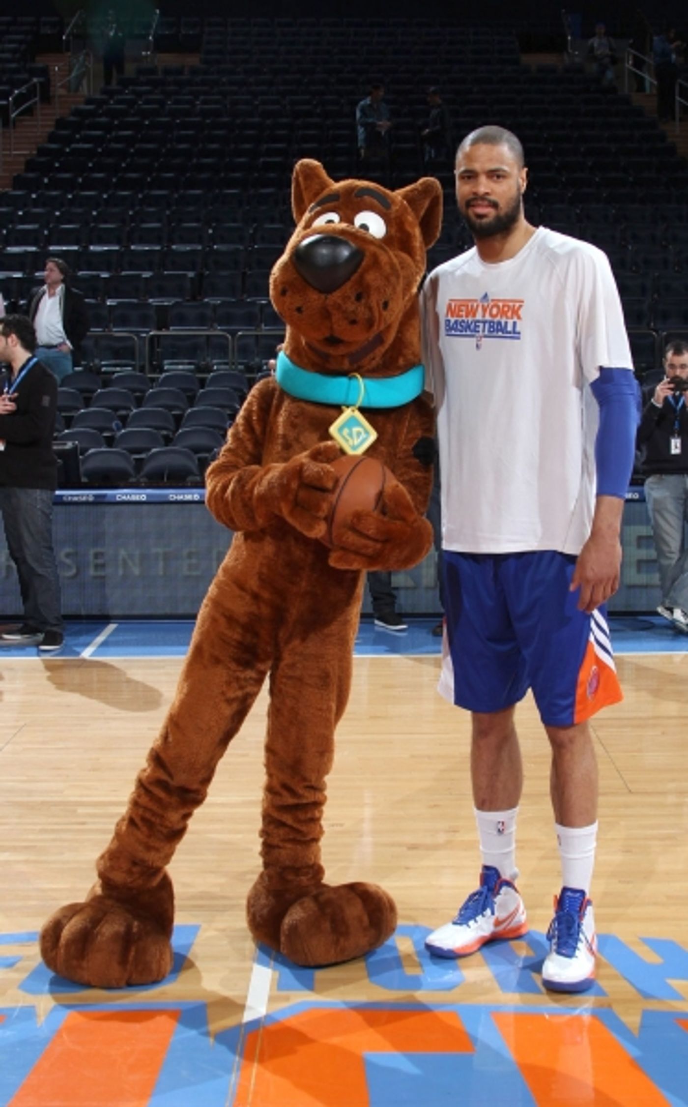 Photo Flash: SCOOBY DOO Visits New York Knicks  Image