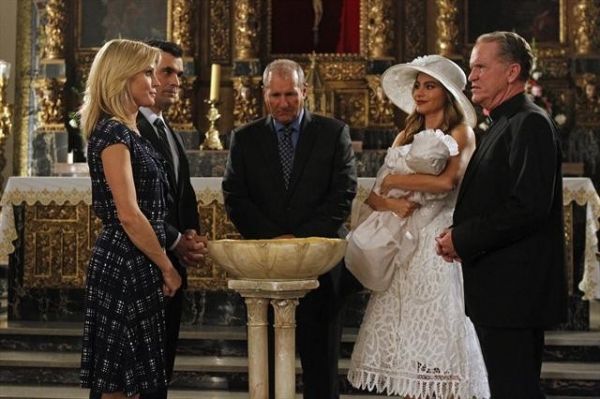 JULIE BOWEN, TY BURRELL, ED O'NEILL, SOFIA VERGARA, JOSH CLARK Photo
