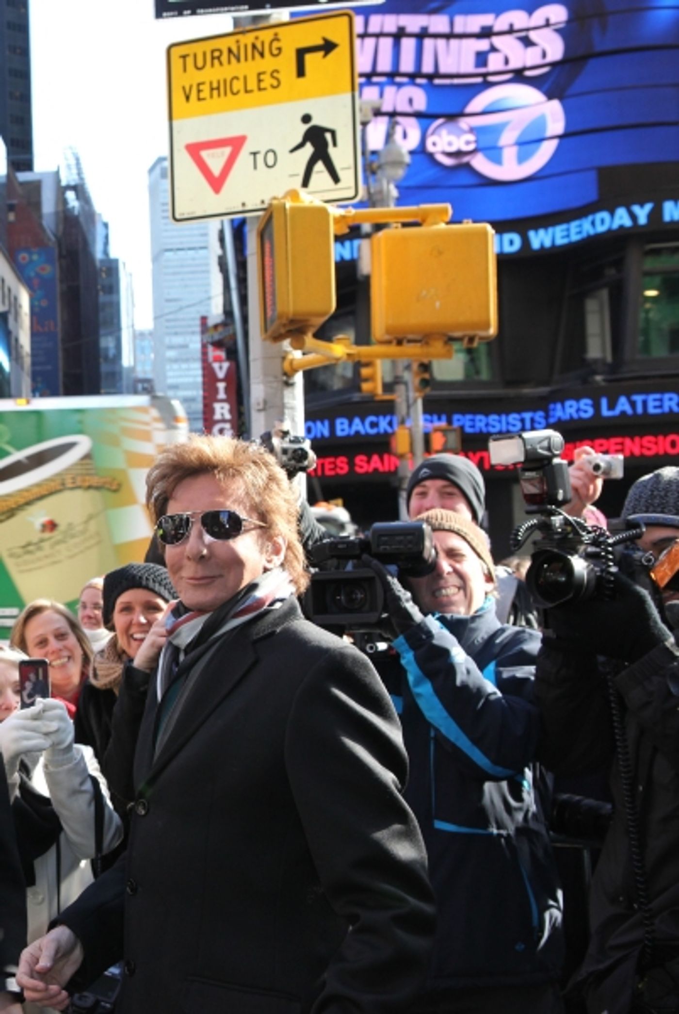Photo Coverage: Barry Manilow Unveils 'Manilow Way' on 44th Street!  Image