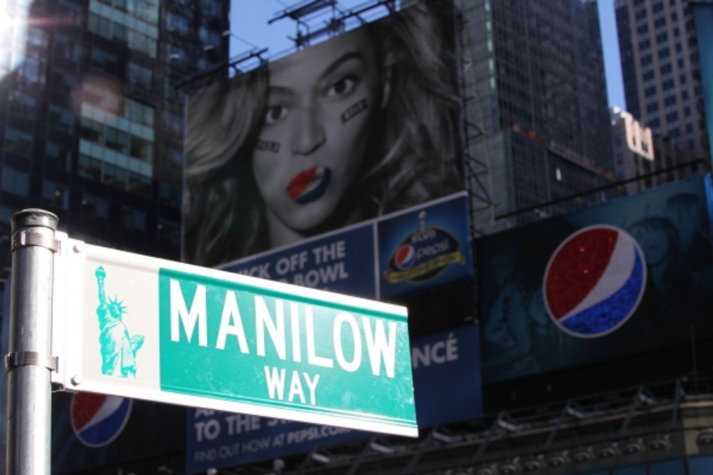 Photo Coverage: Barry Manilow Unveils 'Manilow Way' on 44th Street!  Image