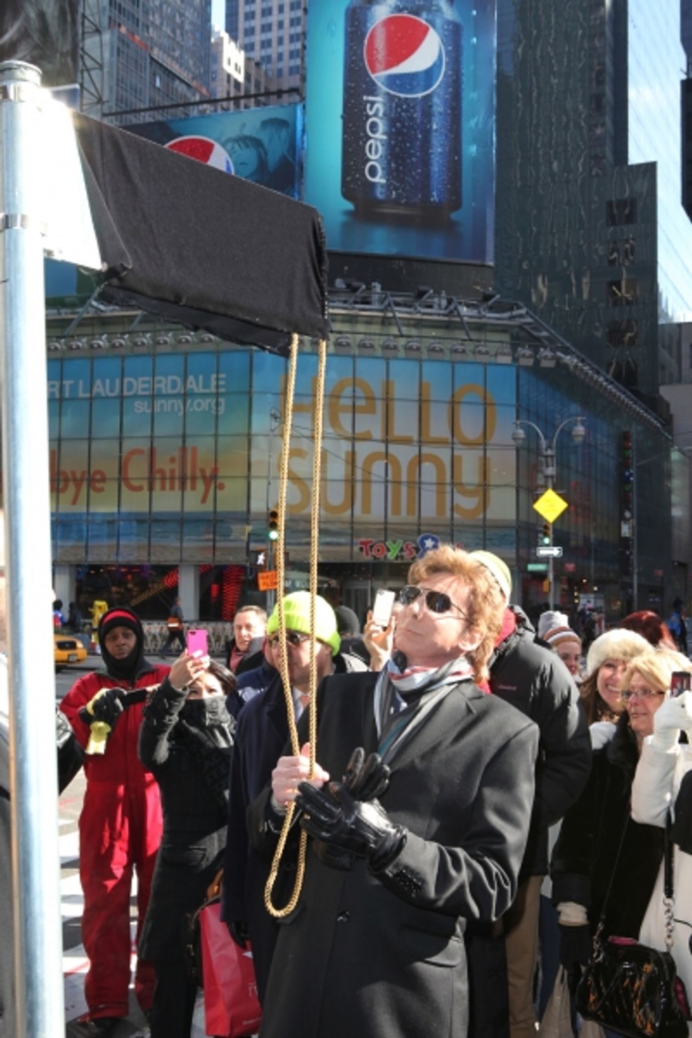 Photo Coverage: Barry Manilow Unveils 'Manilow Way' on 44th Street!  Image
