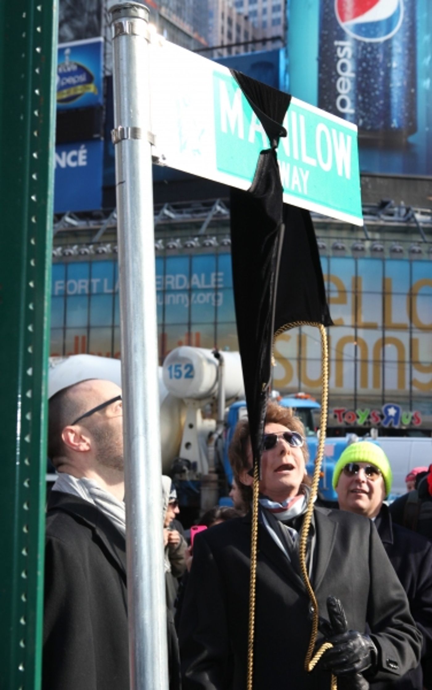 Photo Coverage: Barry Manilow Unveils 'Manilow Way' on 44th Street!  Image