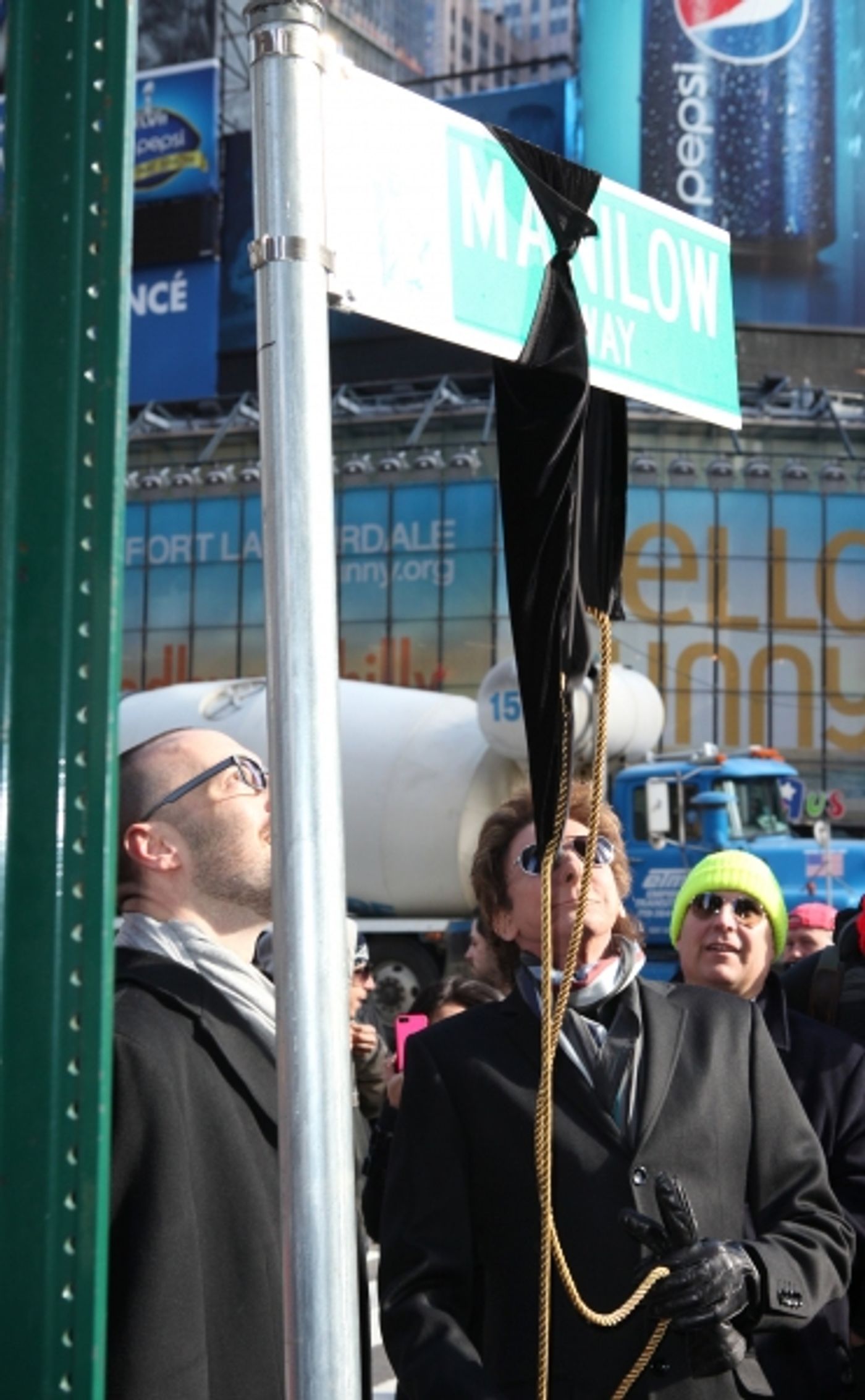 Photo Coverage: Barry Manilow Unveils 'Manilow Way' on 44th Street!  Image