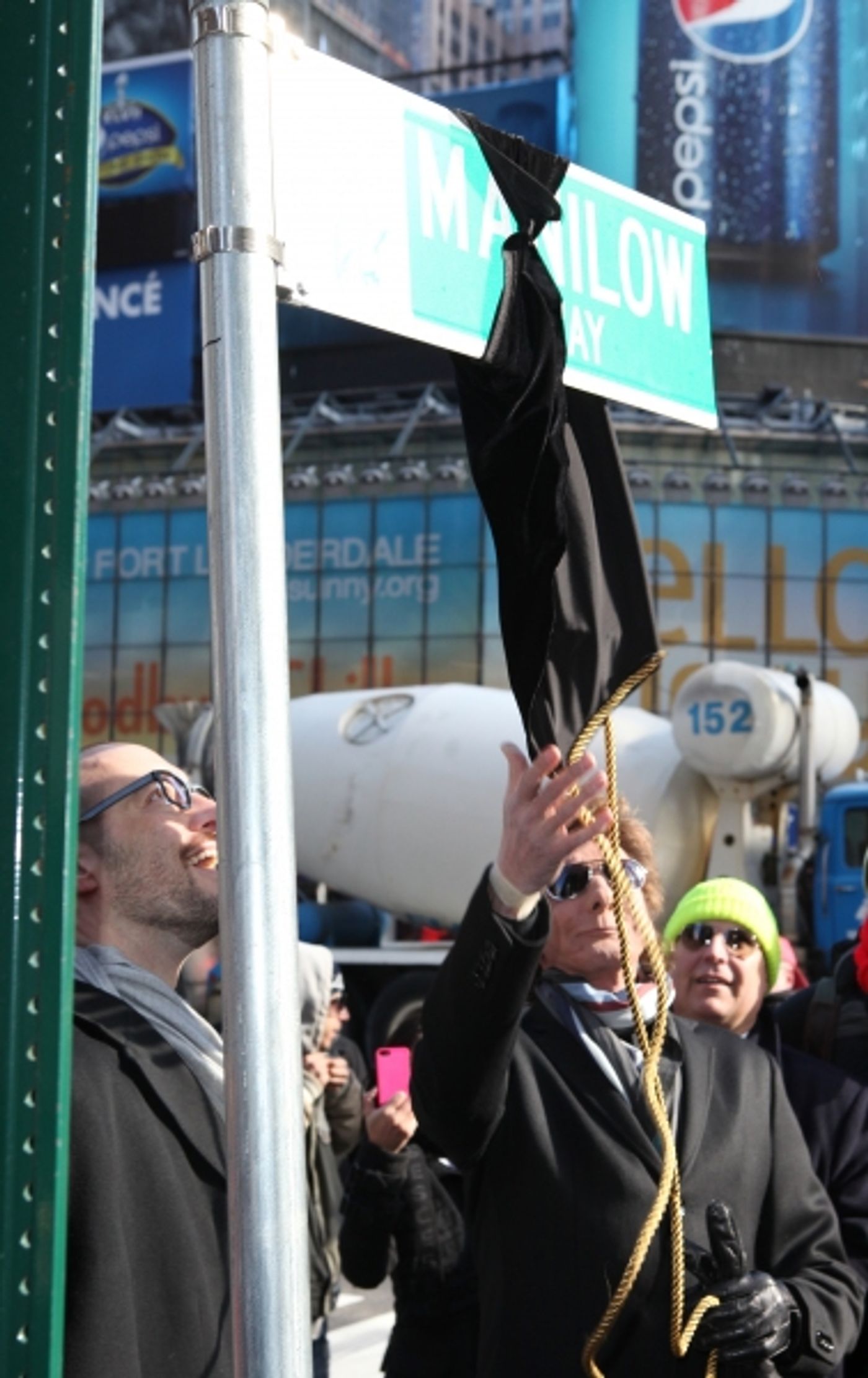 Photo Coverage: Barry Manilow Unveils 'Manilow Way' on 44th Street!  Image