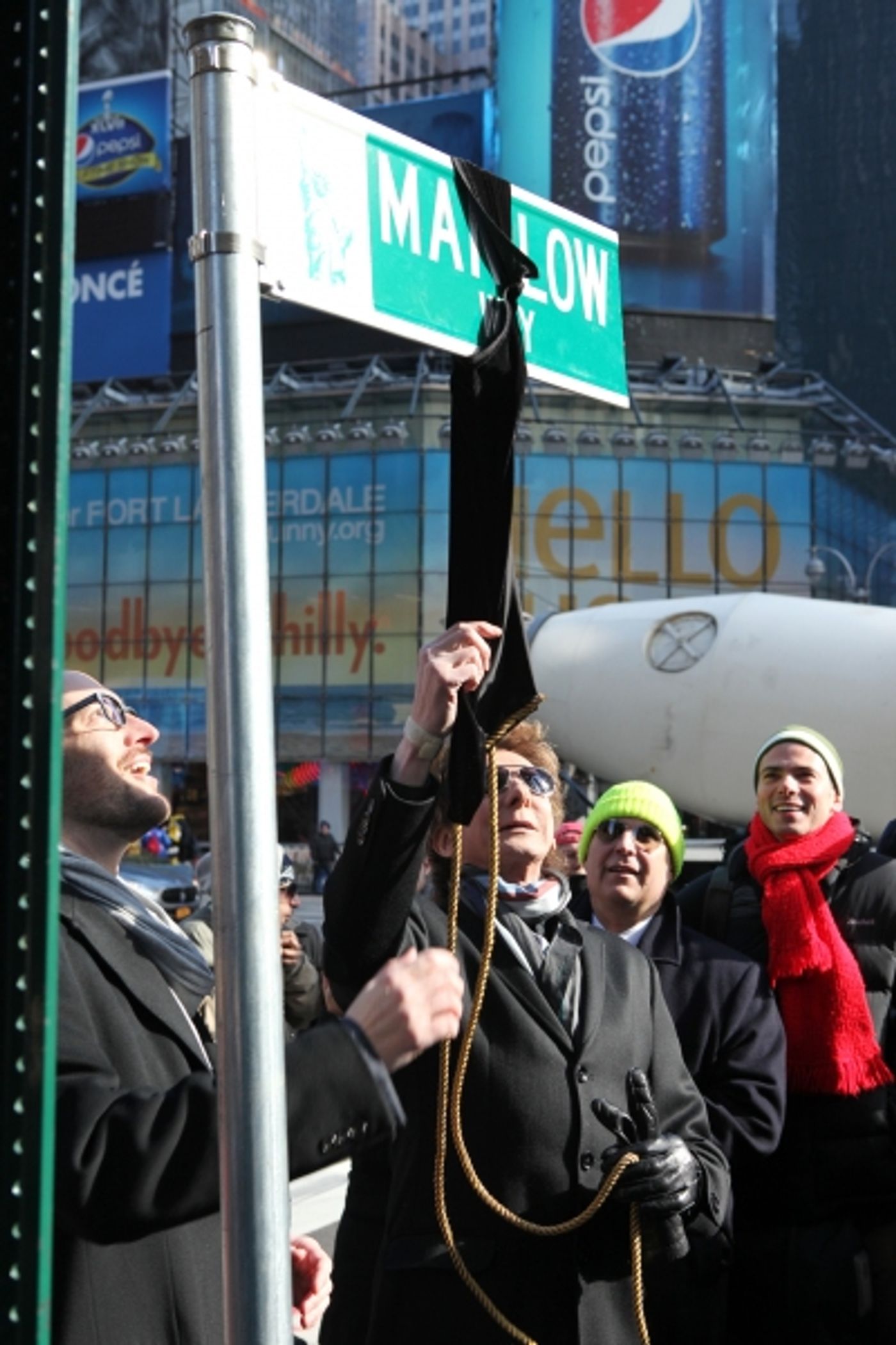 Photo Coverage: Barry Manilow Unveils 'Manilow Way' on 44th Street!  Image