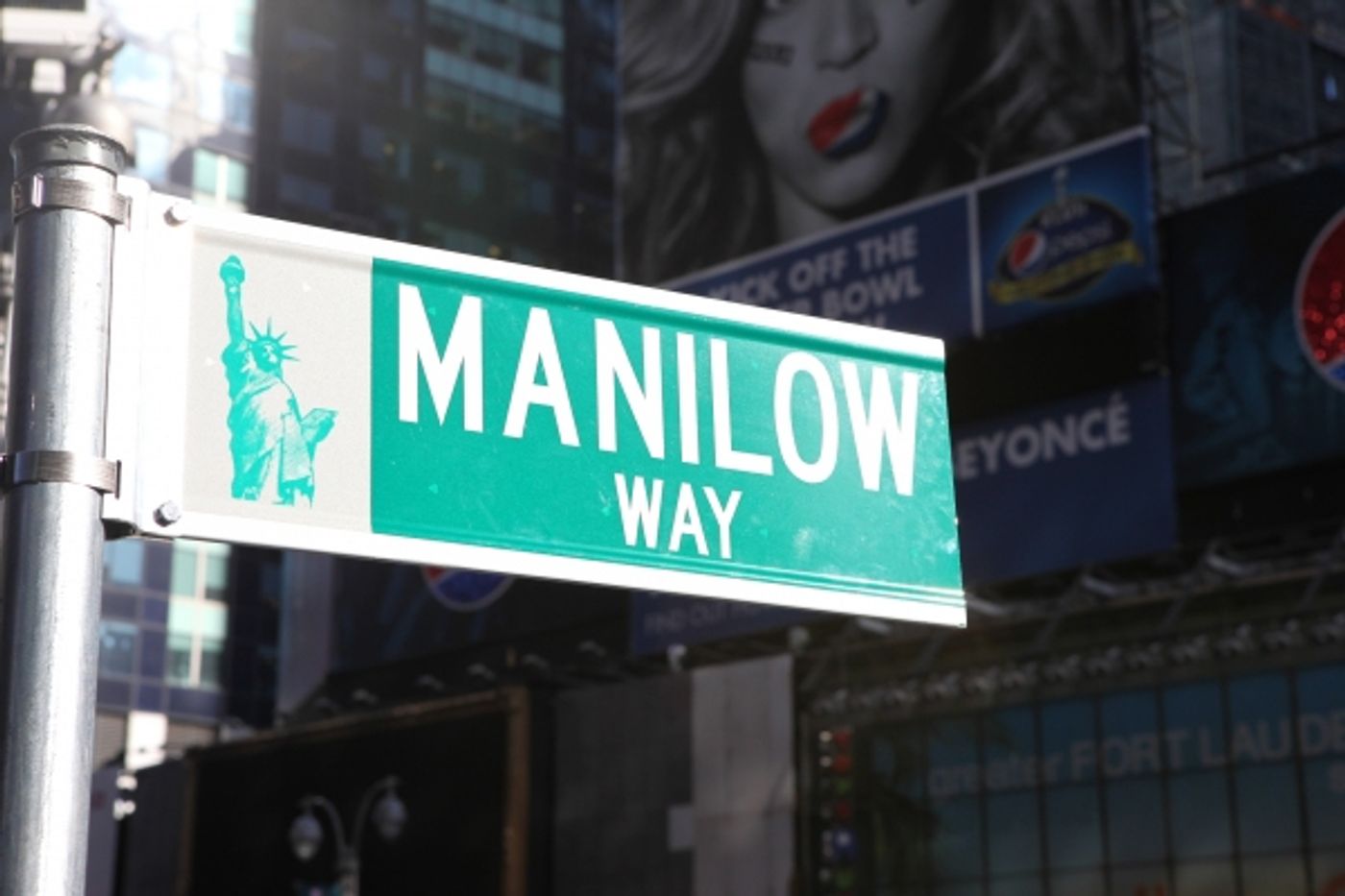 Photo Coverage: Barry Manilow Unveils 'Manilow Way' on 44th Street!  Image