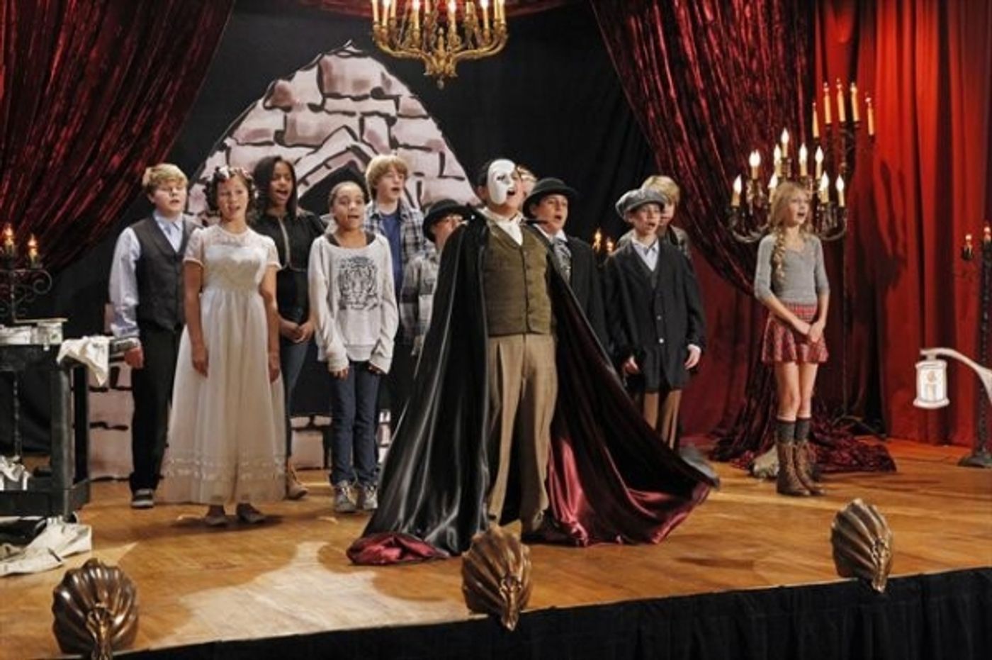 Photo Flash: MODERN FAMILY Does PHANTOM!  Image