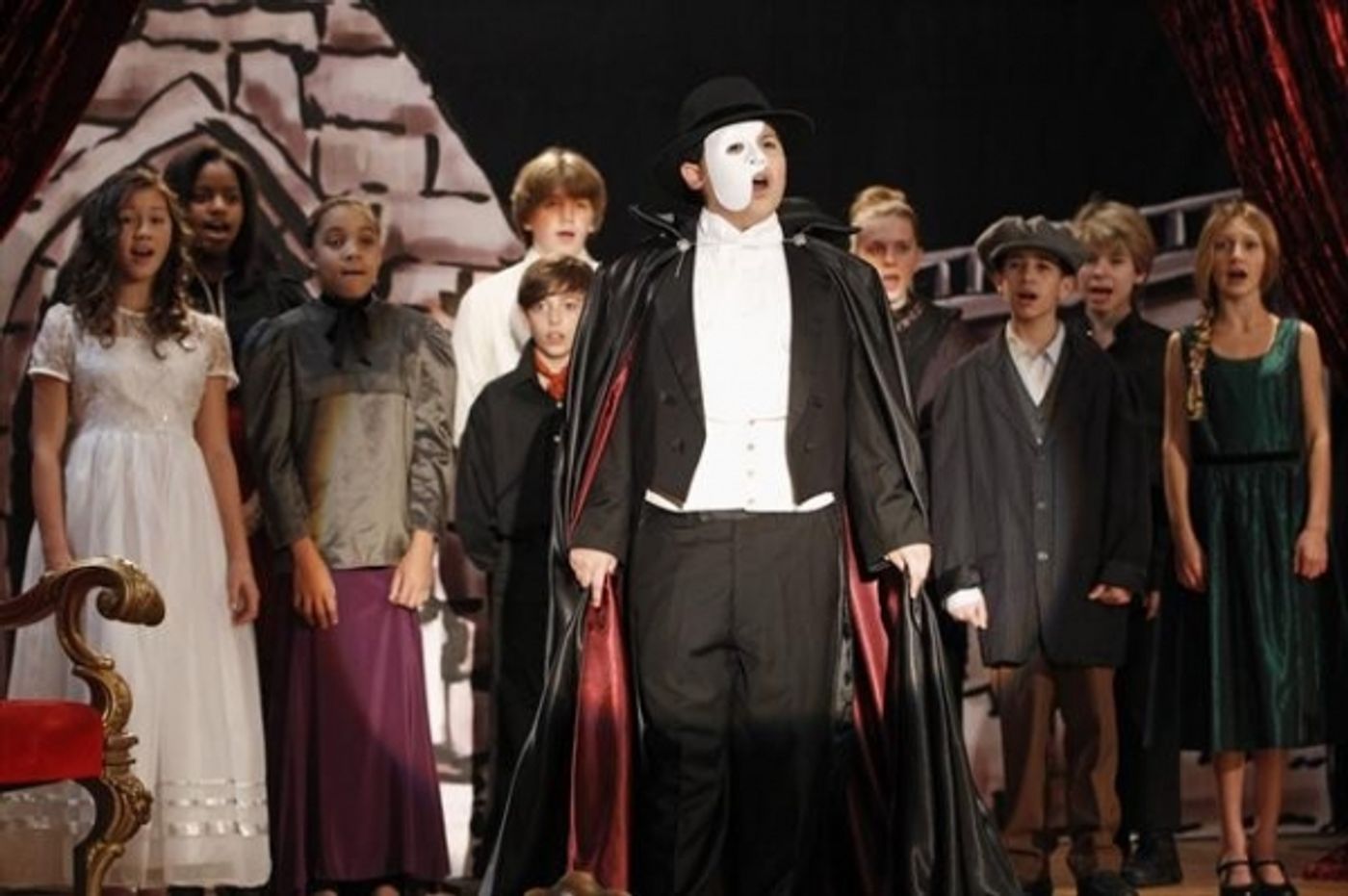 Photo Flash: MODERN FAMILY Does PHANTOM!  Image
