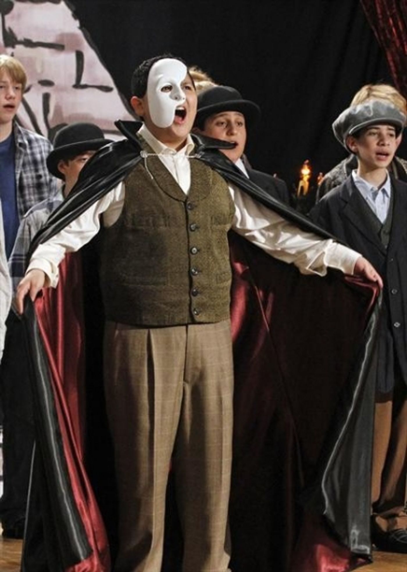 Photo Flash: MODERN FAMILY Does PHANTOM!  Image