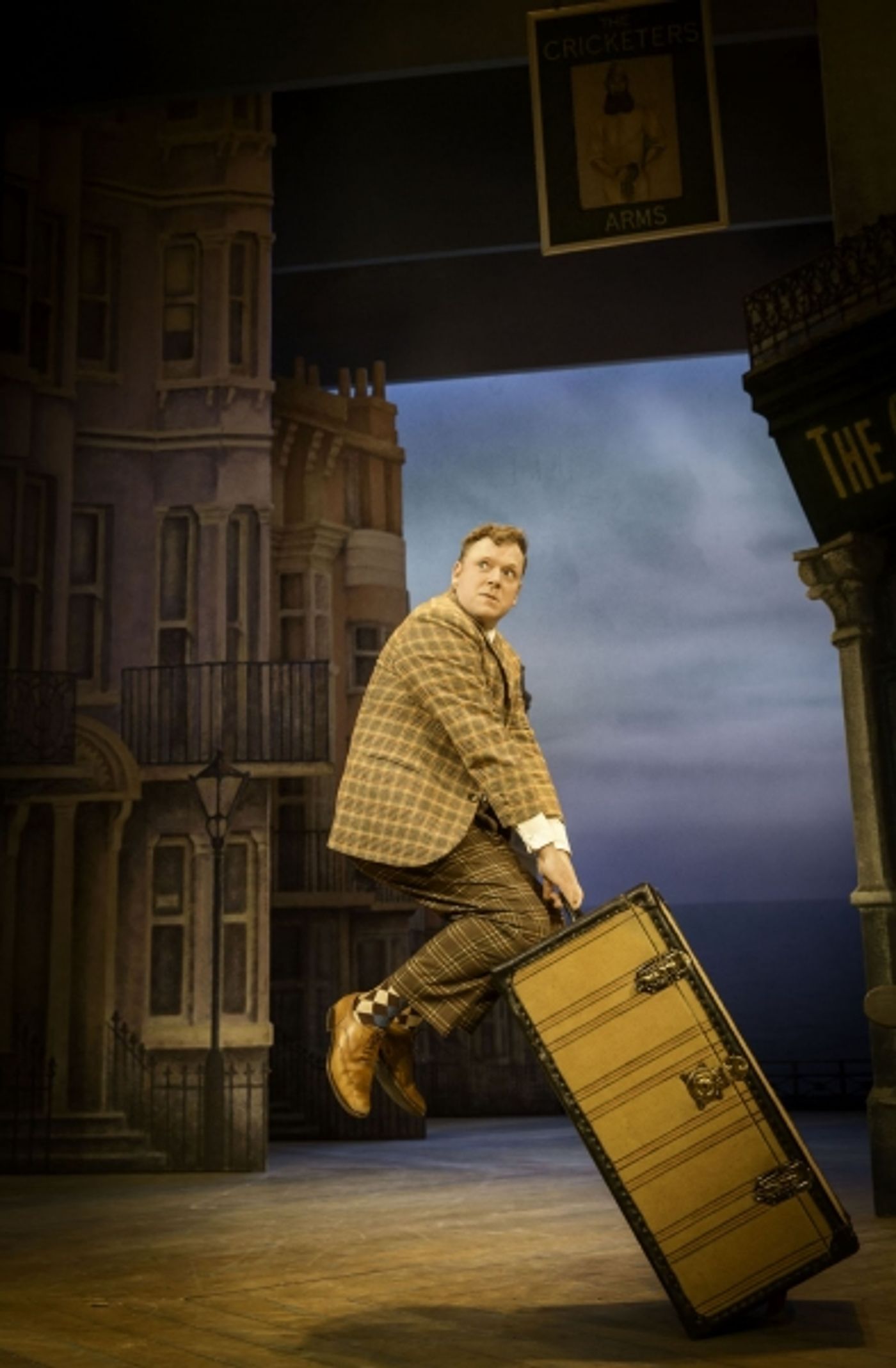 Photo Flash: First Look at Rufus Hound and More in West End's ONE MAN, TWO GUVNORS  Image