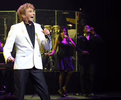 Barry Manilow with Sharon Hendrix & Kyle Brackett   Photo