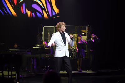 Barry Manilow with Sharon Hendrix & Kyle Brackett   Photo