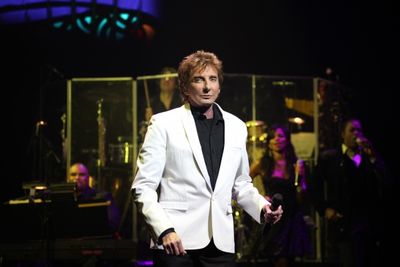 Barry Manilow with Sharon Hendrix & Kyle Brackett   Photo