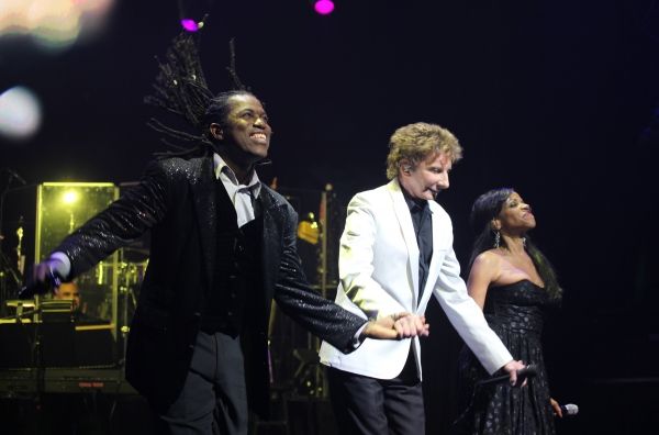 Kyle Brackett, Barry Manilow & Sharon Hendrix  Photo