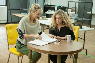 Mickey Sumner, Carol Kane
 Photo