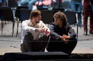 Baritone Peter Mattei, who sings Amfortas, and Jonas Kaufmann, who sings Parsifal, during a rehearsal break. @ BroadwayWorld Baritone Peter Mattei, who sings Amfortas, and Jonas Kaufmann, who sings Parsifal, du Photo
