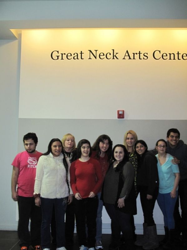 Nikki Blonsky poses with students in the Great Neck Arts CenterÃ¢â‚¬â„¢s sp Photo