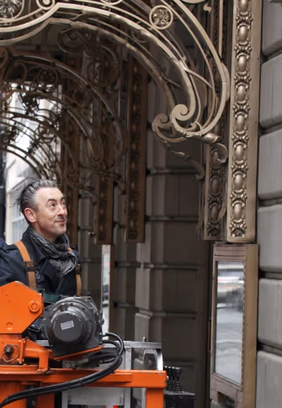 Alan Cumming gearing up Photo