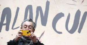 Alan Cumming taking pictures Photo