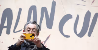 Alan Cumming taking pictures Photo