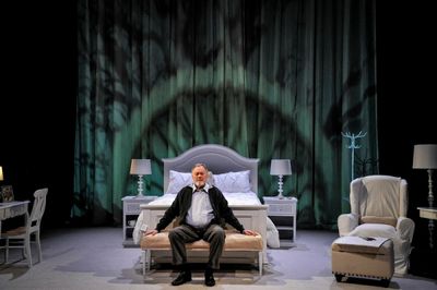 An elderly American businessman (Jack Davidson) retreats to London for a respite in a Photo