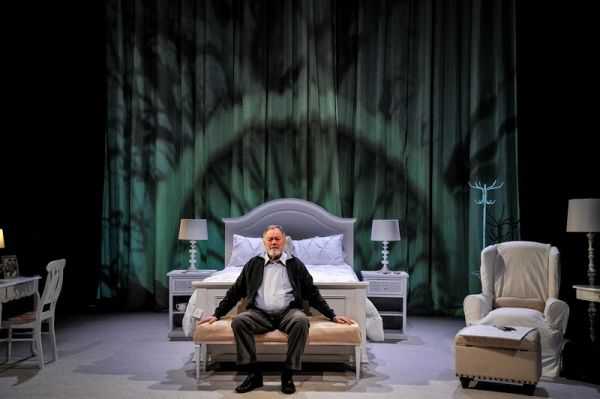 An elderly American businessman (Jack Davidson) retreats to London for a respite in a Photo