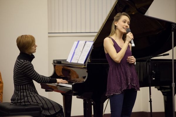 Photos: Cast of Broadway's MAMMA MIA! Teams Up with Sing For Your Seniors — photo 11 of 36
