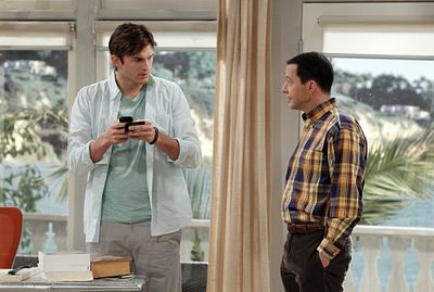 Ashton Kutcher, Jon Cryer
 Photo