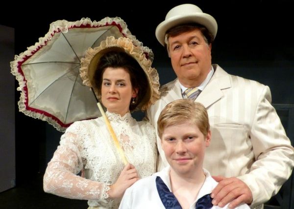 Mother, Father, and their Little Boy enjoy life in New Rochelle. (Jennifer Sperry, Ro Photo