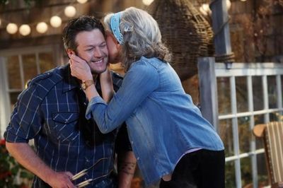 BLAKE SHELTON, LILY TOMLIN Photo