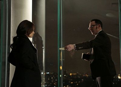 Sarah Shahi, Michael Emerson
 Photo