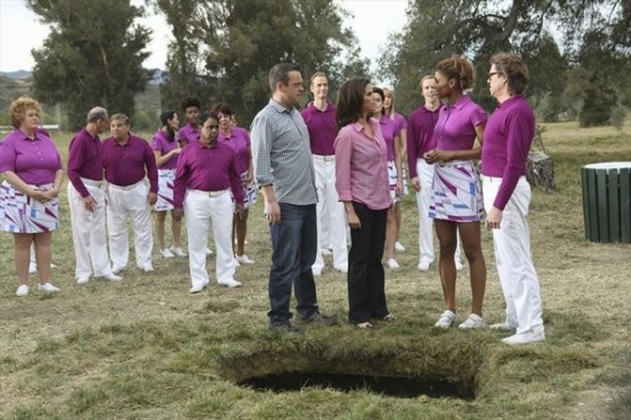 Photo Flash: First Look - THE NEIGHBORS' 'Sing Like a Larry Bird,' Premiering 3/13 Image