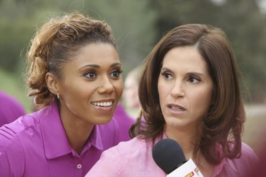 Photo Flash: First Look - THE NEIGHBORS' 'Sing Like a Larry Bird,' Premiering 3/13 Image
