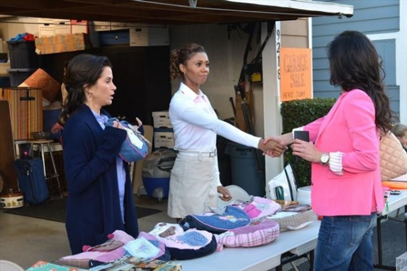 Photo Flash: Bethenny Frankel Guest Stars on THE NEIGHBORS, Airing 3/20 Photo Flash: Bethenny Frankel Guest Stars on THE NEIGHBORS, Airing 3/20 Image