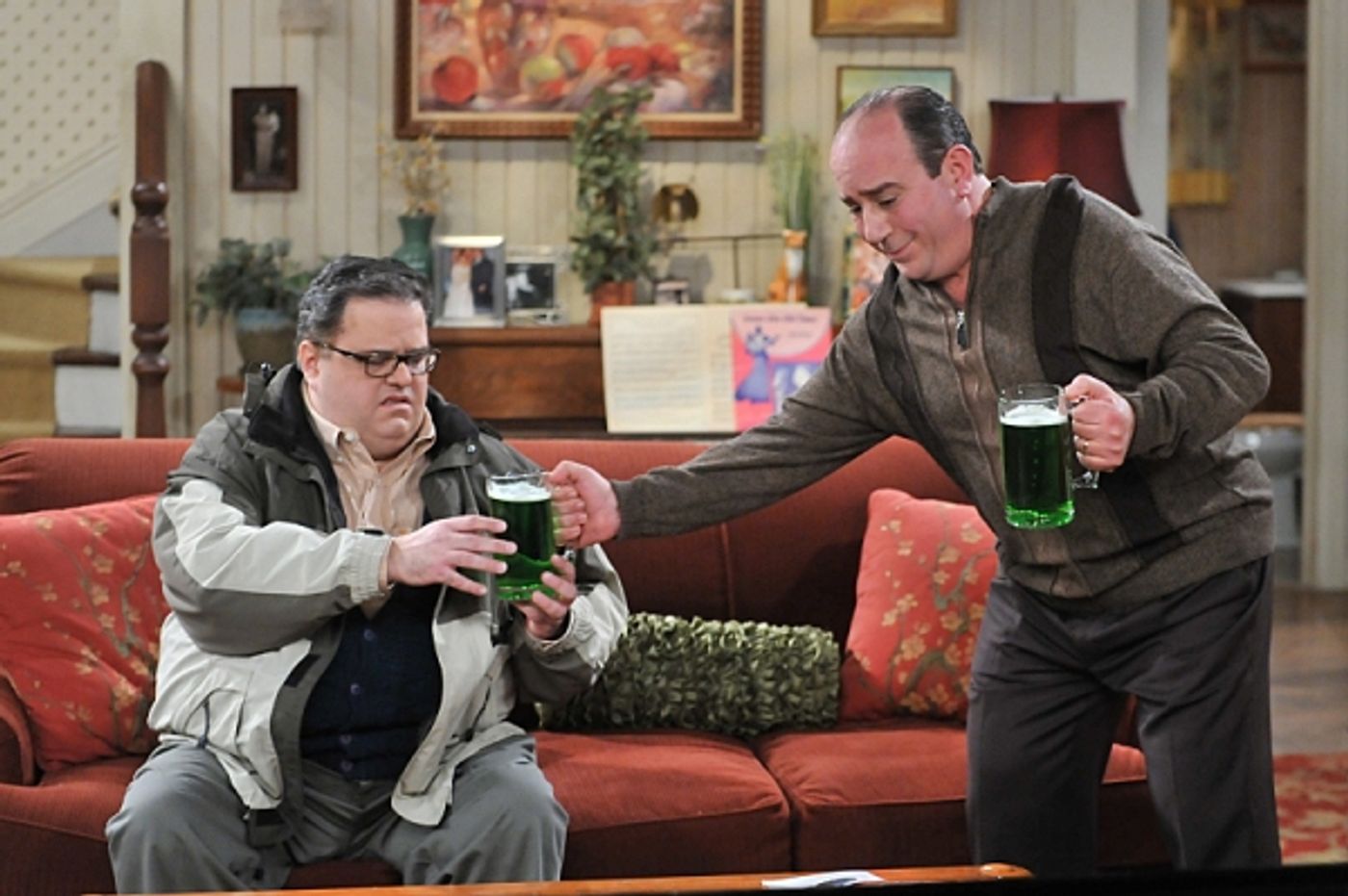 Photo Flash: First Look - MIKE & MOLLY's 'St. Patrick's Day,' Airing 3/18  Image