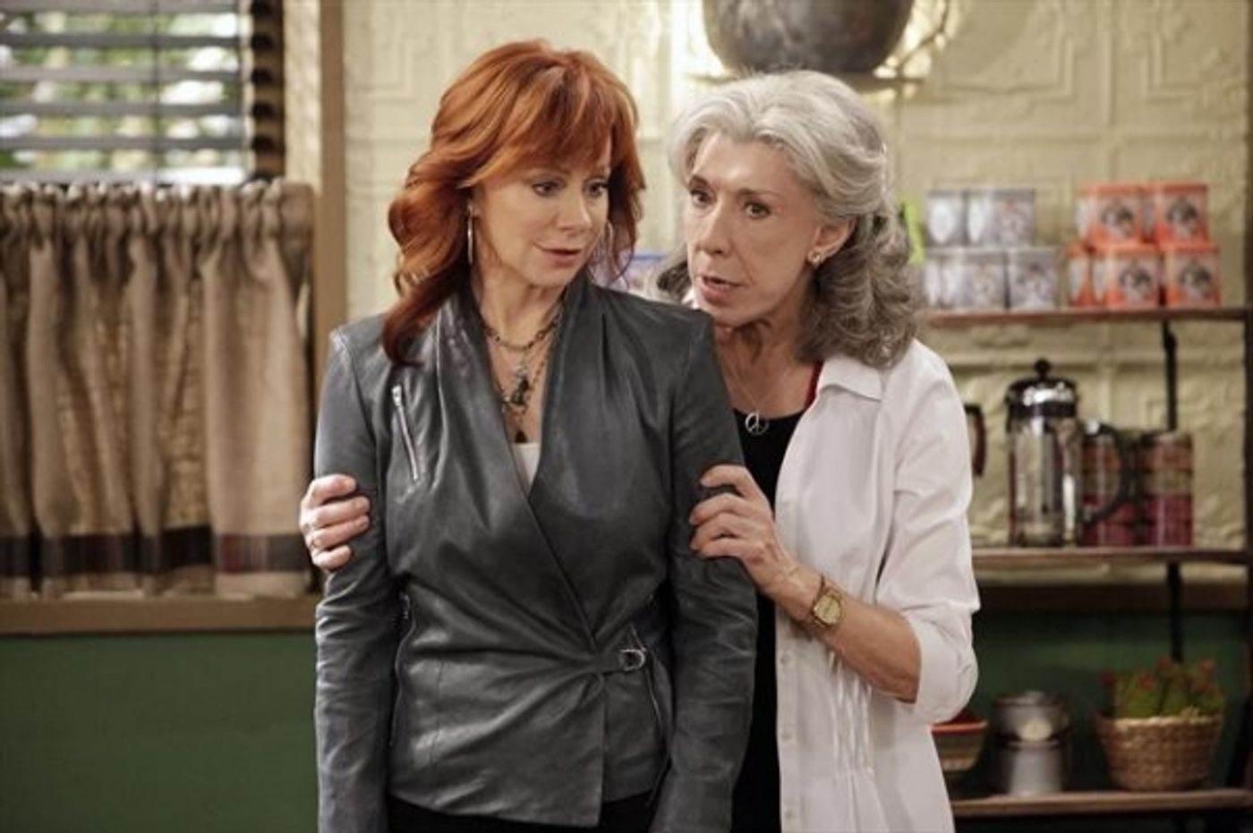 Photo Flash: First Look - MALIBU COUNTRY's Season Finale, Airing 3/22  Image