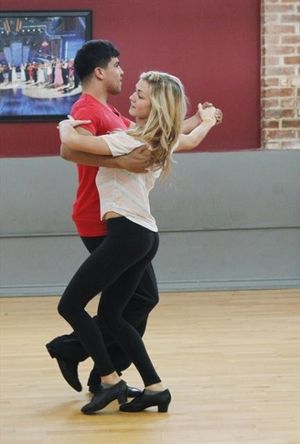 VICTOR ORTIZ, LINDSAY ARNOLD @ BroadwayWorld VICTOR ORTIZ, LINDSAY ARNOLD Photo
