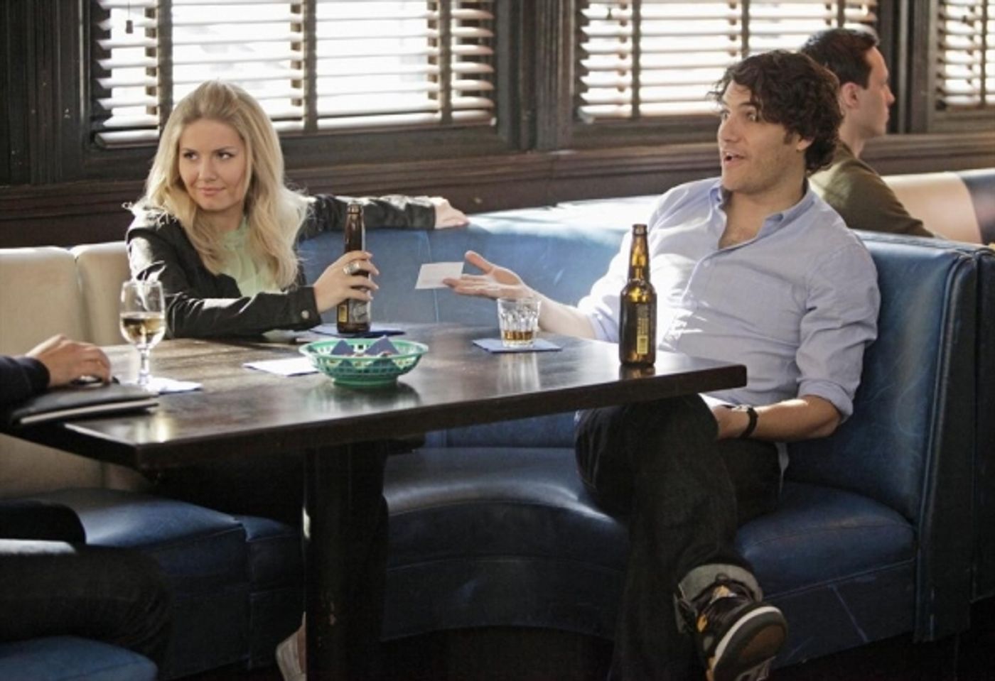 Photo Flash: First Look - HAPPY ENDINGS' 'The Storm Before the Calm,' Airing 4/12  Image