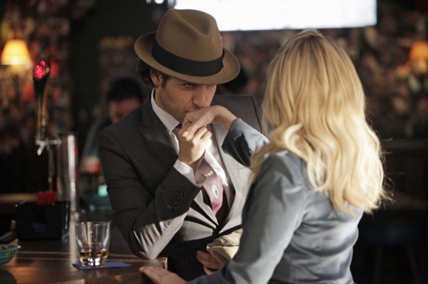 Photo Flash: First Look - HAPPY ENDINGS' 'The Storm Before the Calm,' Airing 4/12  Image