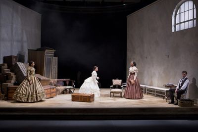 Sameerah Luqmaan-Harris as Elizabeth Keckly, Naomi Jacobson as Mary Todd Lincoln, Joy Photo