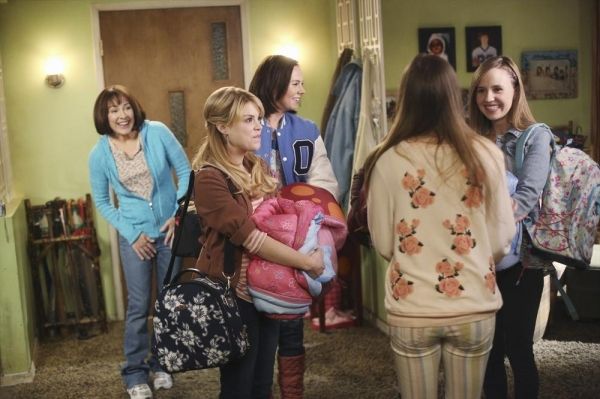 Patricia Heaton, Bailey Buntain, ALI MULLIN, Eden Sher, LAUREN MANIX Photo