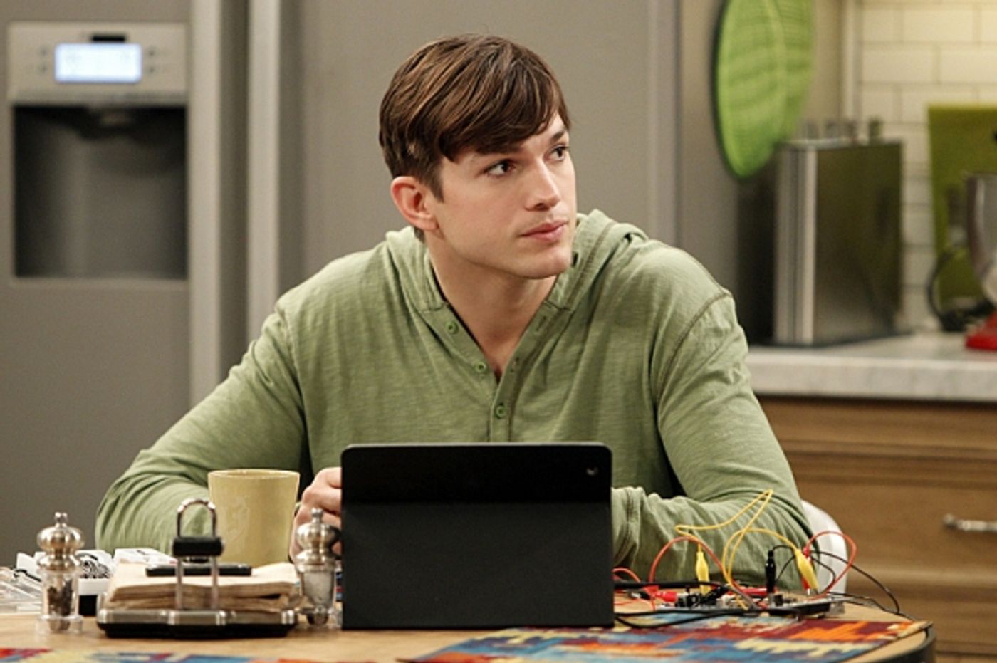 Photo Flash: TWO AND A HALF MEN's 'Another Night With Neil Diamond,' Airing 4/25  Image