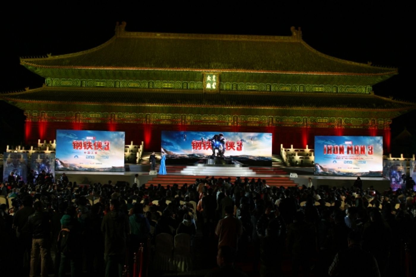 Photo Flash: Robert Downey Jr. Promotes IRON MAN 3 in China  Image