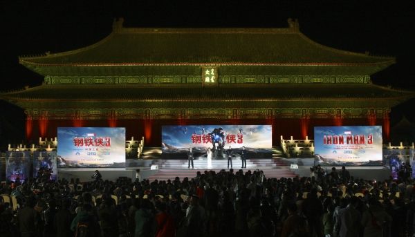 Photo Flash: Robert Downey Jr. Promotes IRON MAN 3 in China  Image