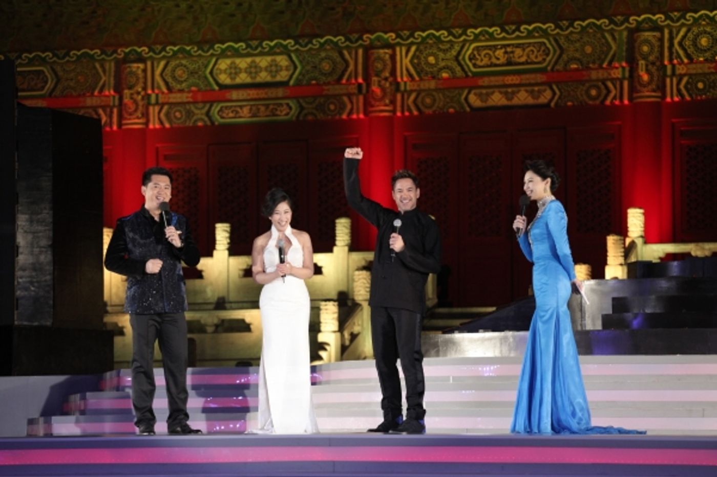 Photo Flash: Robert Downey Jr. Promotes IRON MAN 3 in China  Image