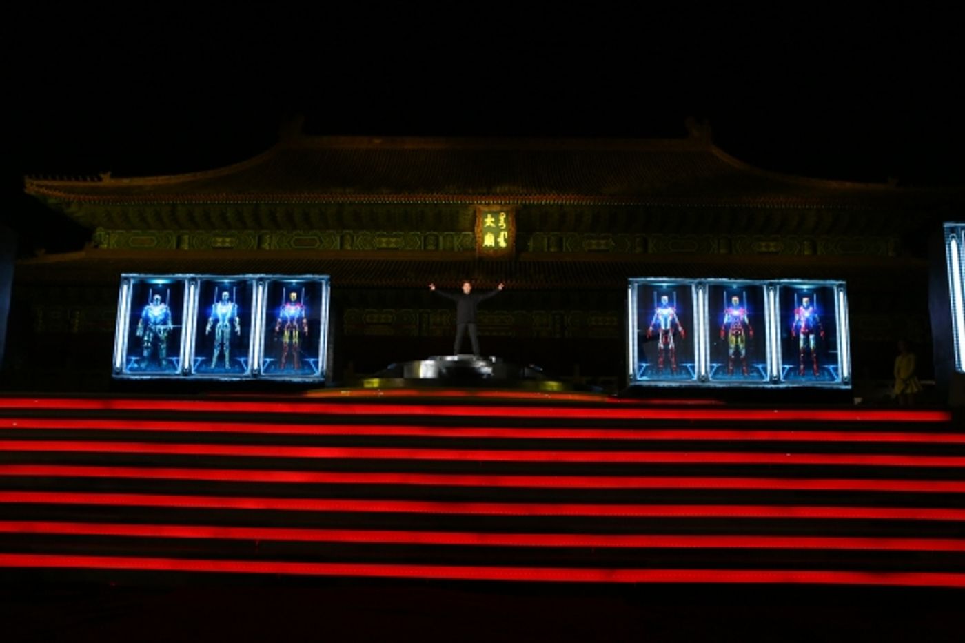 Photo Flash: Robert Downey Jr. Promotes IRON MAN 3 in China  Image