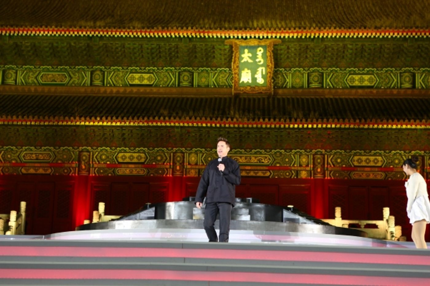 Photo Flash: Robert Downey Jr. Promotes IRON MAN 3 in China  Image