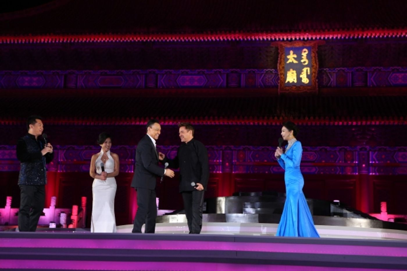 Photo Flash: Robert Downey Jr. Promotes IRON MAN 3 in China  Image