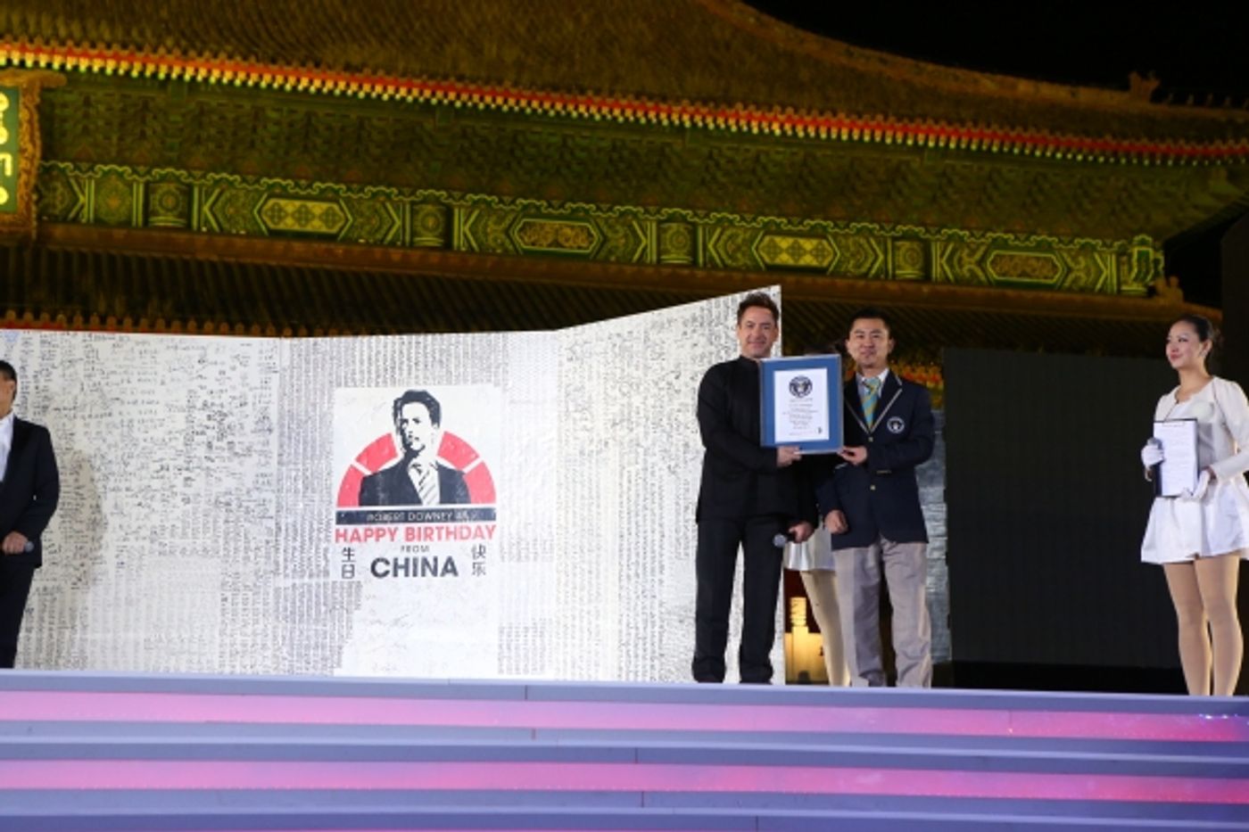 Photo Flash: Robert Downey Jr. Promotes IRON MAN 3 in China  Image